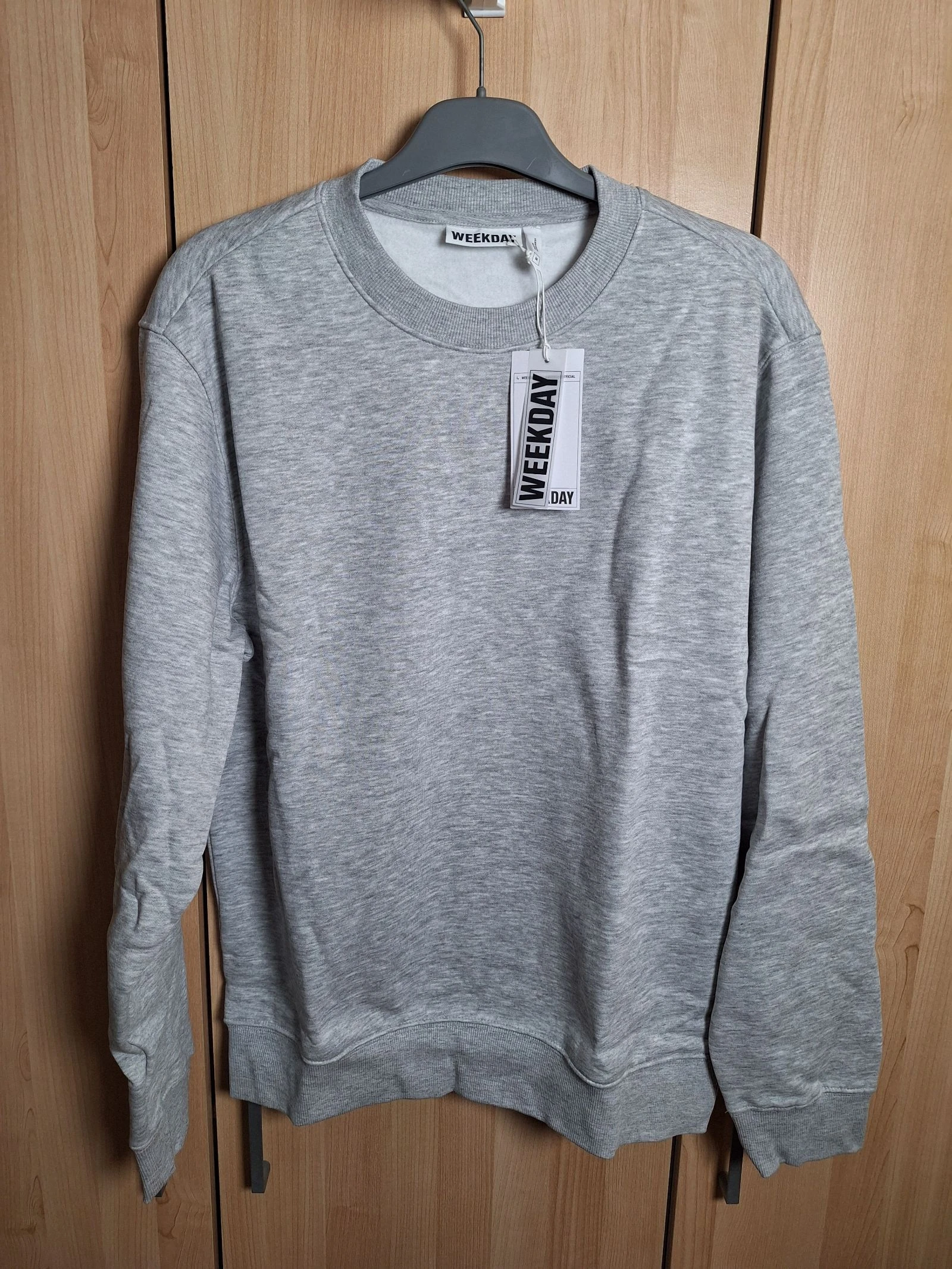 sweat weekday gris chiné col rond neuf avec etiquette taille m
